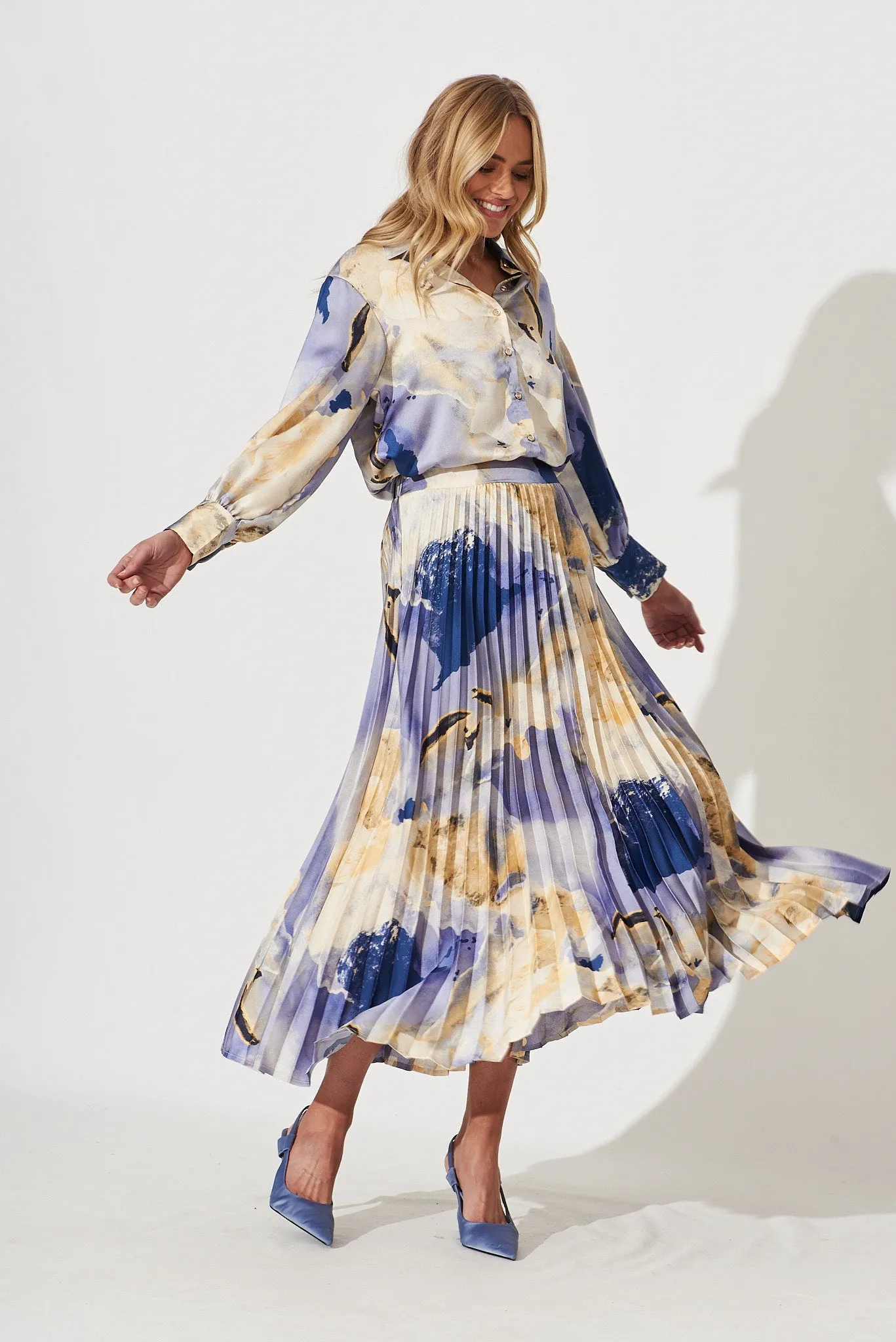 Allison Midi Pleat Skirt In Blue With Beige Print Satin
